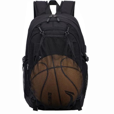 Gli sport all'aperto degli uomini insaccano la borsa impermeabile di forma fisica dello zaino della palestra di pallacanestro di calcio