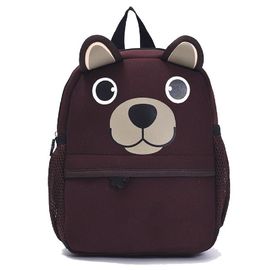 Piccola borsa di scuola primaria dei bambini variopinti con l'aspetto sveglio dell'orso